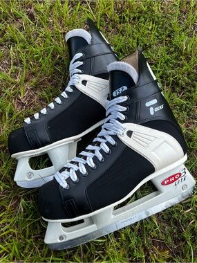 CLEAN Vintage CCM size 12.5 Womens Tacks 152 Ice Skate Boots